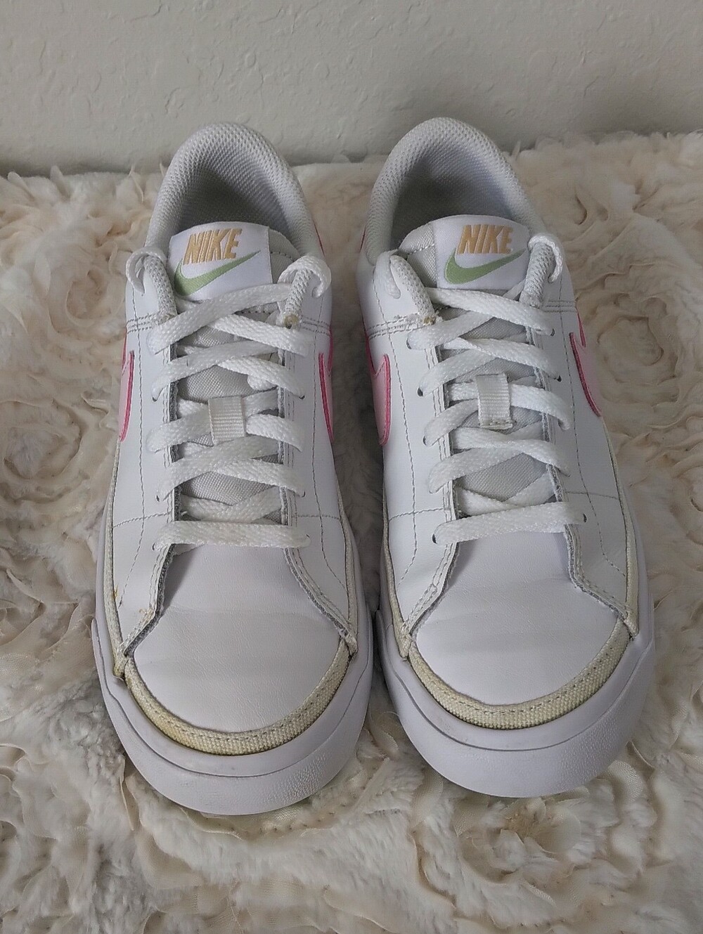 Nike Girls White Leather Low-Top Sneakers with Pink Swoosh